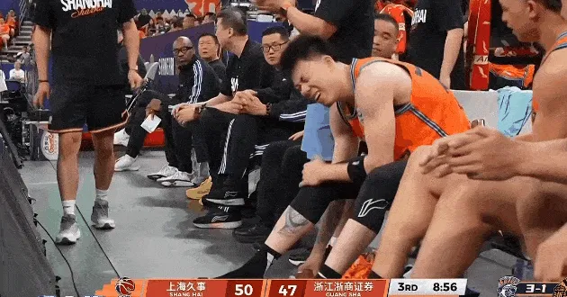 星空体育官网入口-弗格送出本场第3次抢断，张镇麟脚滑踩爆球鞋下场换鞋